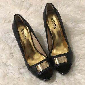Michael Kors black pumps